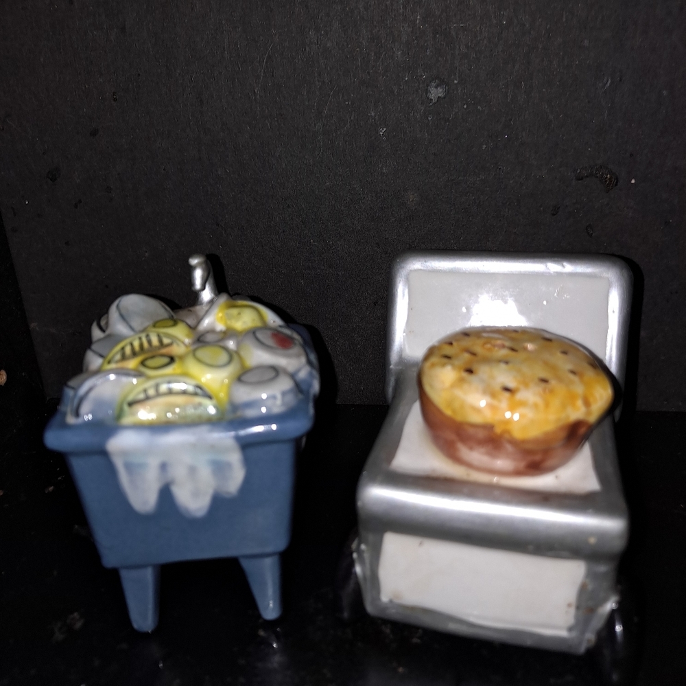 Kitchen appliances salt and pepper set